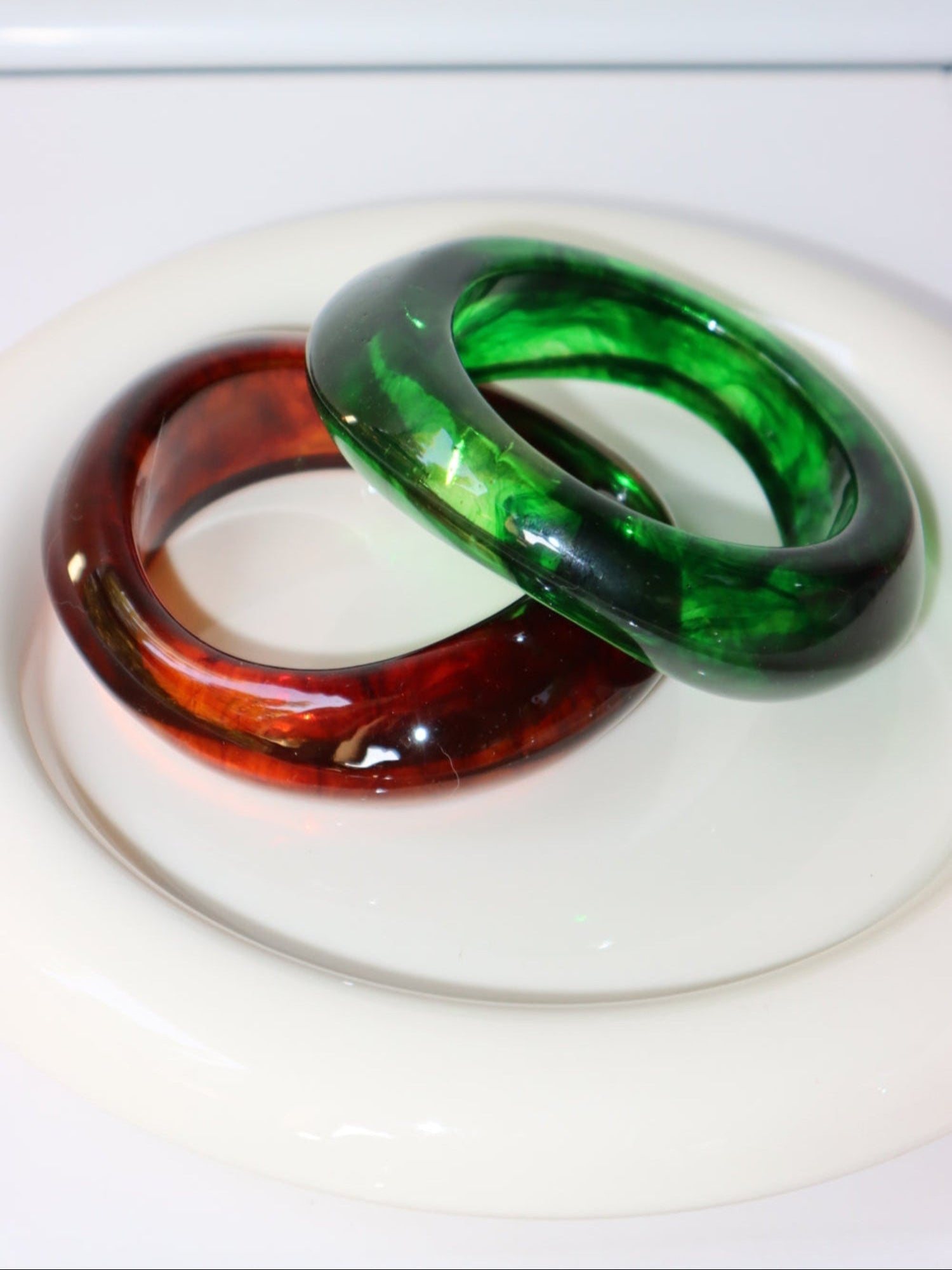 Leila Amber Wave Resin Bangle | Elegant Minimalist Jewelry – Kuri