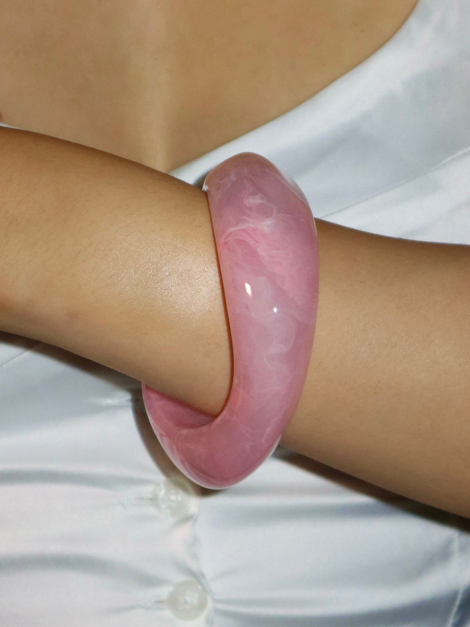 Leila Wave Resin Bangle | Elegant Minimalist Jewelry – Kuri