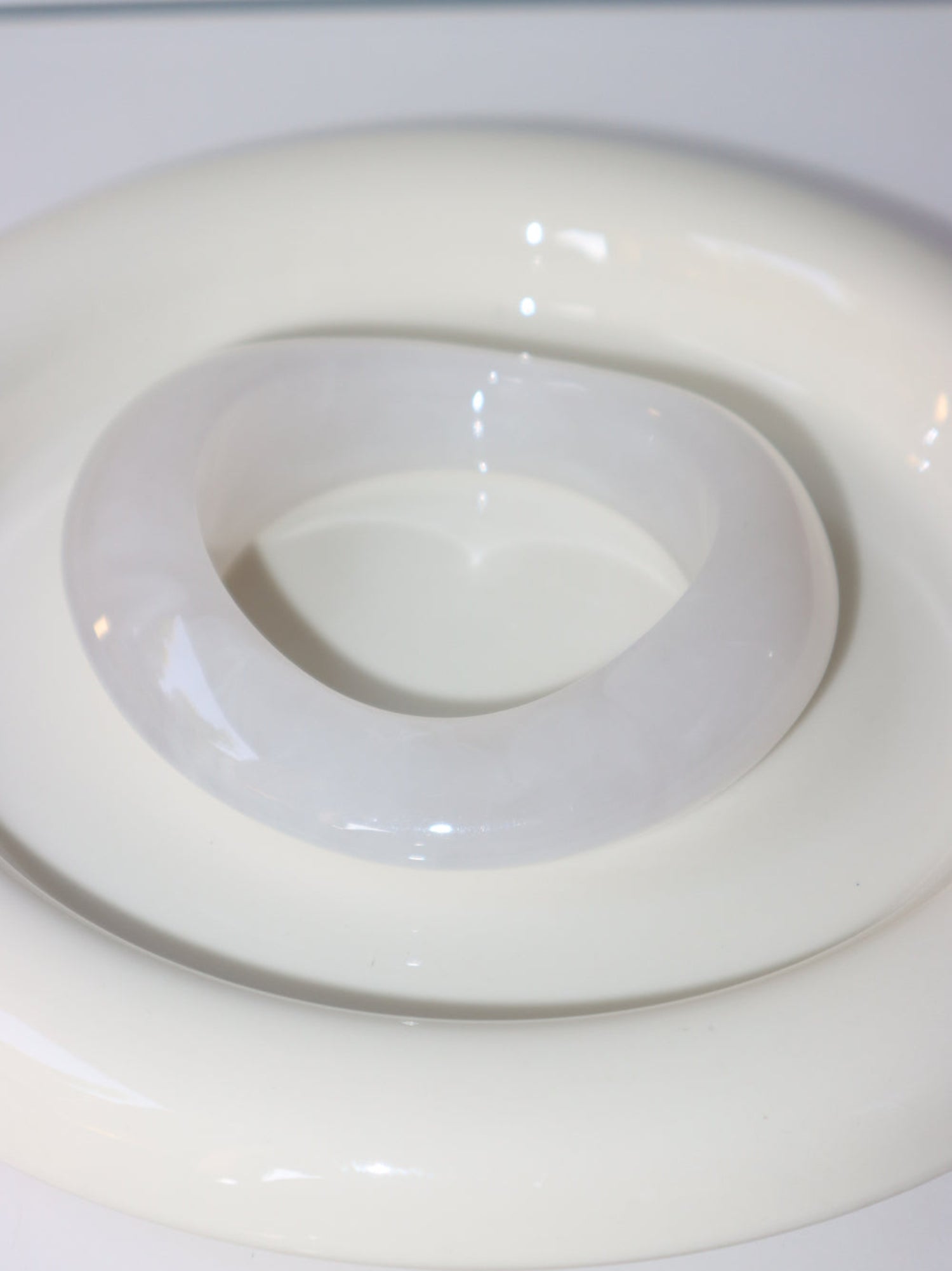 Leila White Wave Resin Bangle | Elegant Minimalist Jewelry – Kuri