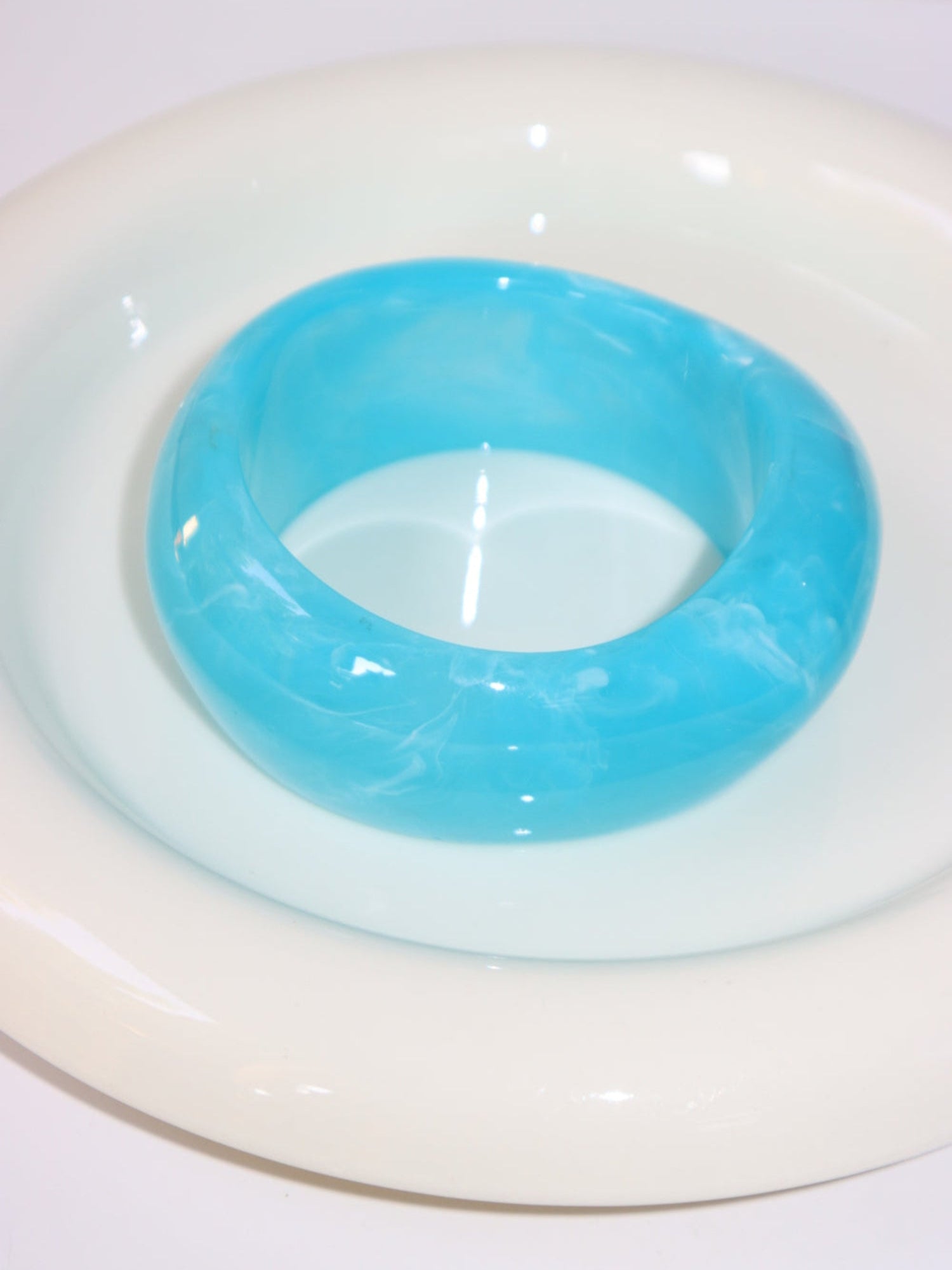 Lena Chunky Resin Bangle | Elegant Minimalist Jewelry – Kuri