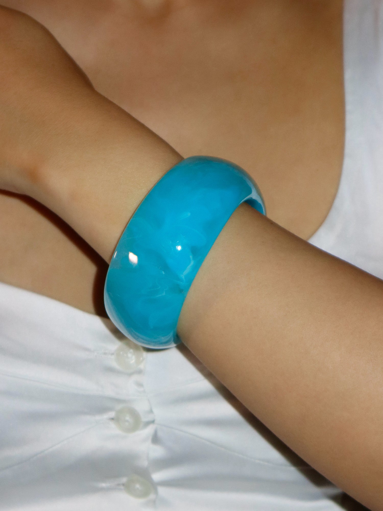 Lena Chunky Resin Bangle | Elegant Minimalist Jewelry – Kuri