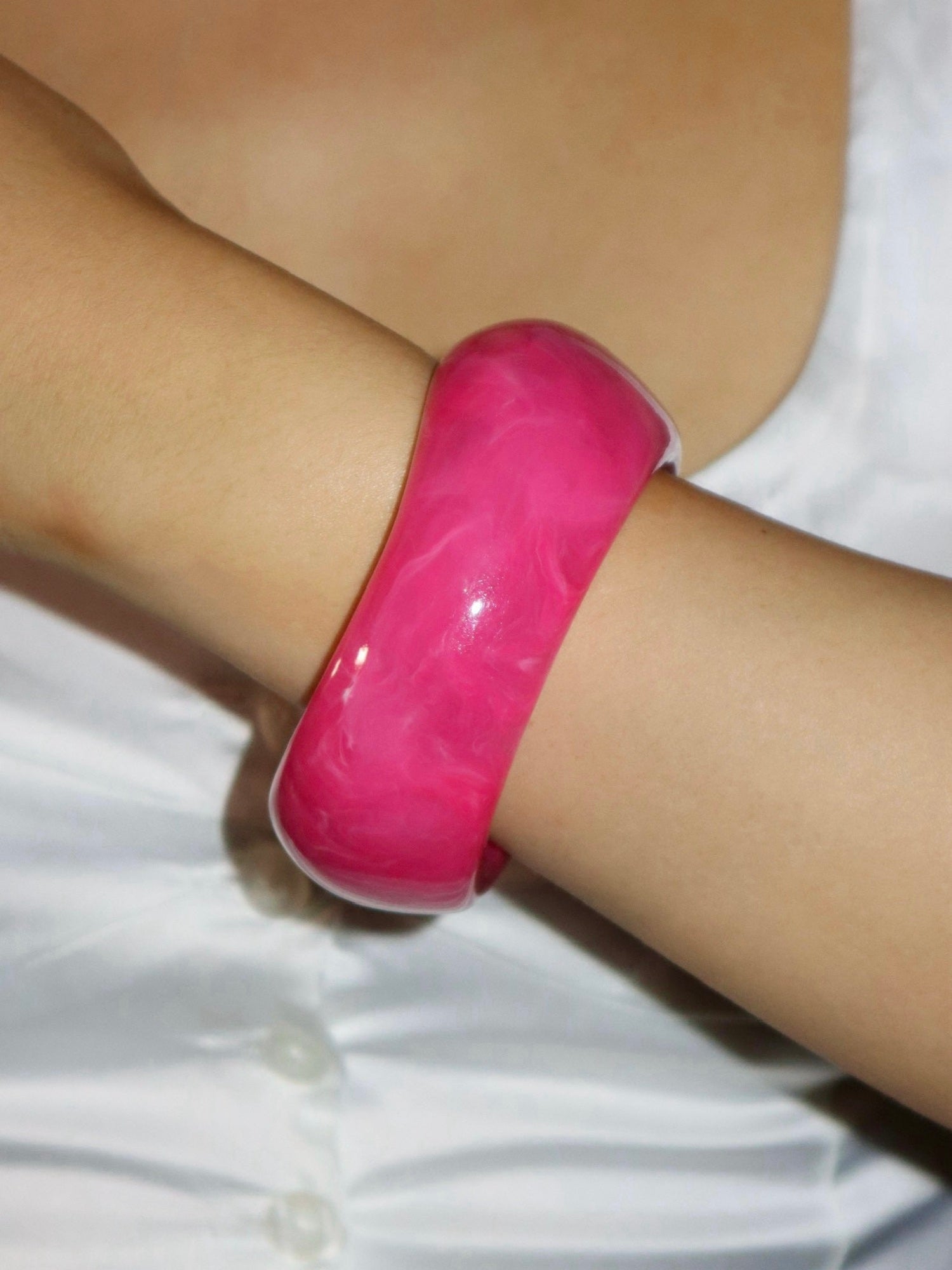 Lena Chunky Resin Bangle | Elegant Minimalist Jewelry – Kuri