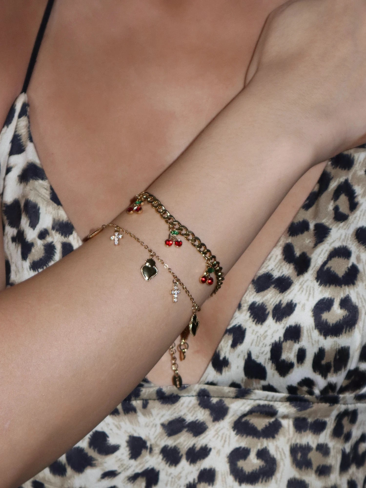 Sacred Heart Cross Bracelet | Elegant Minimalist Jewelry – Kuri