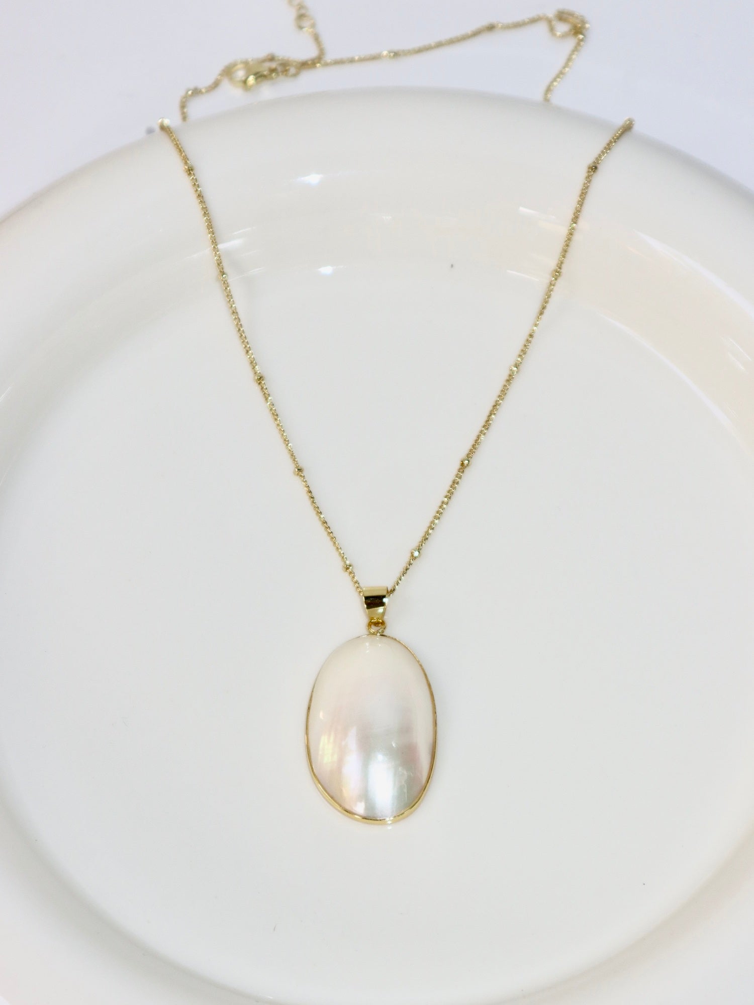 White Large Shell Necklace