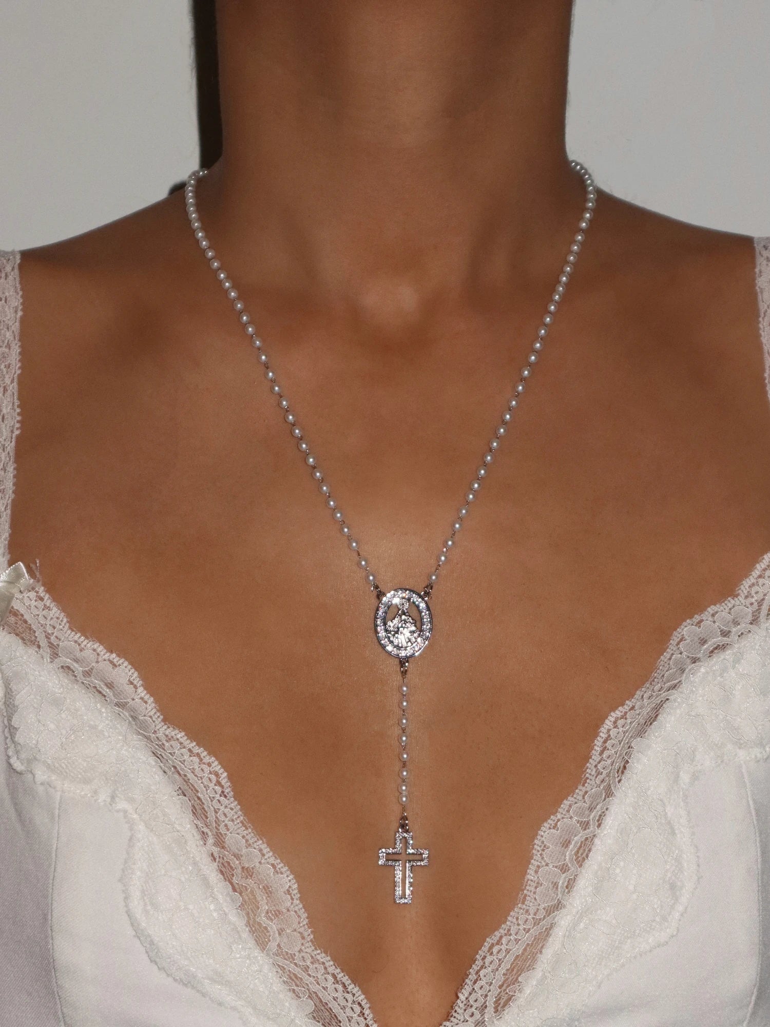 Collar de lazo con cruz de perlas Grace