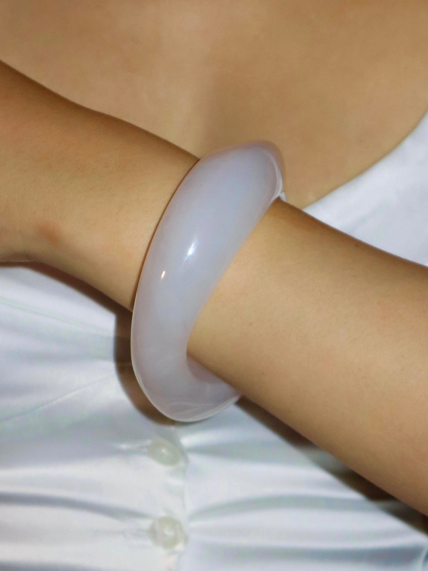Leila White Wave Resin Bangle | Elegant Minimalist Jewelry – Kuri
