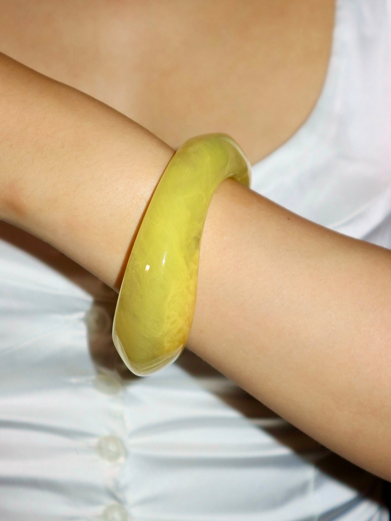 Leila Yellow Wave Resin Bangle | Elegant Minimalist Jewelry – Kuri