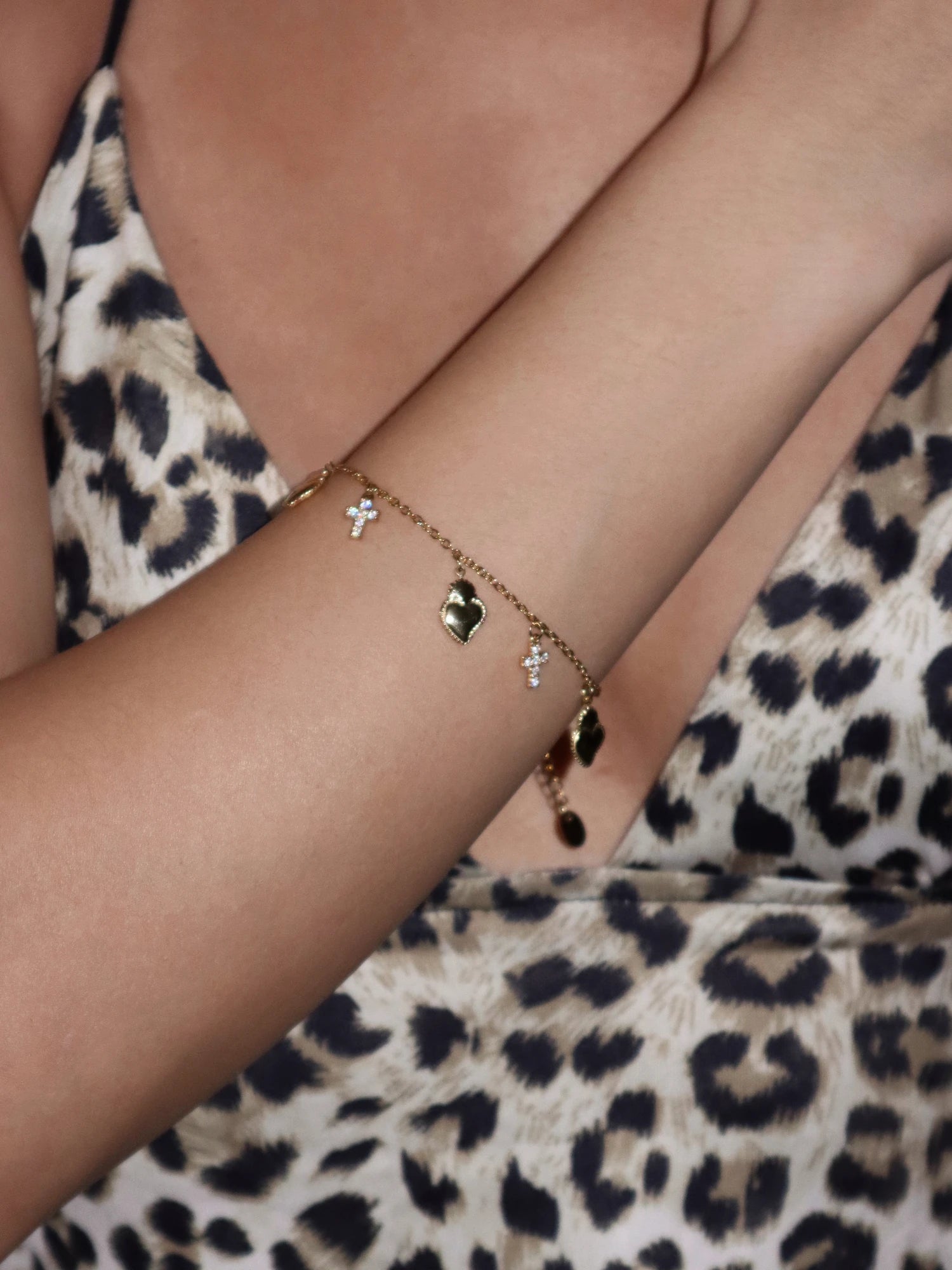 Sacred Heart Cross Bracelet | Elegant Minimalist Jewelry – Kuri